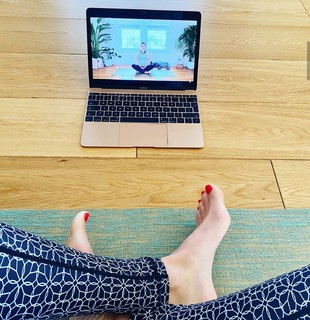 Melanie Sykes feet photo thumbnail