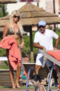 Victoria Silvstedt feet photo thumbnail