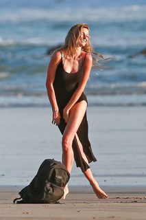 Gisele Bündchen feet photo thumbnail
