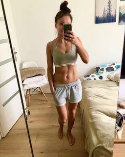 Karolina Kowalkiewicz feet photo thumbnail