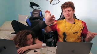 Sofie Dossi feet photo thumbnail