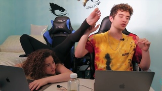 Sofie Dossi feet photo thumbnail