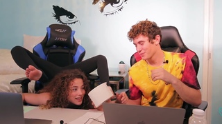 Sofie Dossi feet photo thumbnail