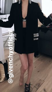 Selena Gomez feet photo thumbnail