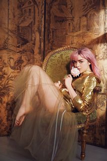 Maisie Williams feet photo thumbnail