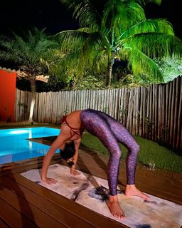 Isis Valverde feet photo thumbnail