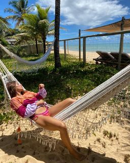 Isis Valverde feet photo thumbnail