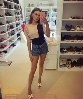 Isis Valverde feet photo thumbnail