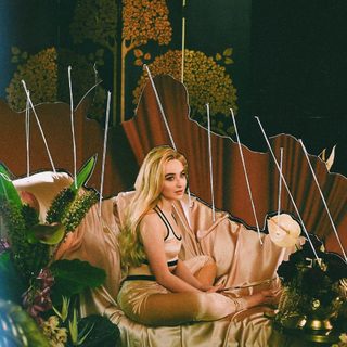 Sabrina Carpenter feet photo thumbnail
