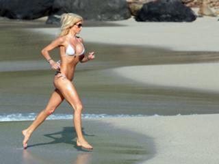 Victoria Silvstedt feet photo thumbnail