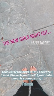 Tori Spelling feet photo thumbnail