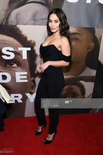Vanessa Hudgens feet photo thumbnail