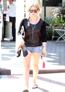 Hilary Duff feet photo thumbnail