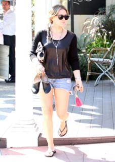Hilary Duff feet photo thumbnail