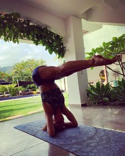 Isis Valverde feet photo thumbnail