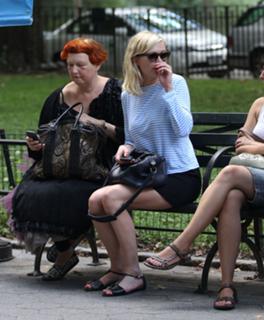 Kirsten Dunst feet photo thumbnail