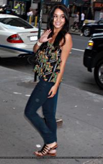 Vanessa Hudgens feet photo thumbnail