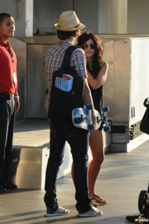 Vanessa Hudgens feet photo thumbnail