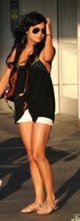 Vanessa Hudgens feet photo thumbnail