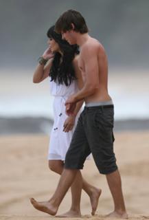 Vanessa Hudgens feet photo thumbnail