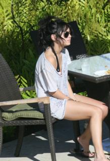 Vanessa Hudgens feet photo thumbnail