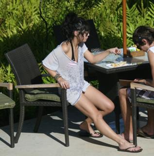 Vanessa Hudgens feet photo thumbnail