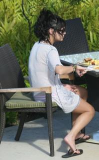 Vanessa Hudgens feet photo thumbnail