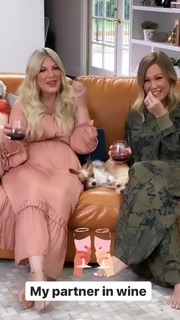 Jennie Garth feet photo thumbnail
