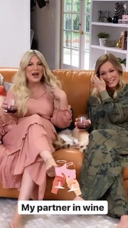 Tori Spelling feet photo thumbnail