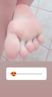 Isa Pes feet photo thumbnail