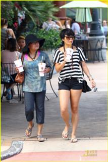 Vanessa Hudgens feet photo thumbnail