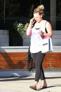 Hilary Duff feet photo thumbnail