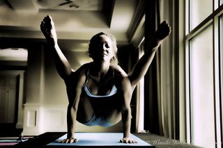 Kino MacGregor feet photo thumbnail
