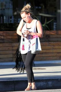 Hilary Duff feet photo thumbnail