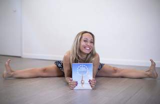 Kino MacGregor feet photo thumbnail