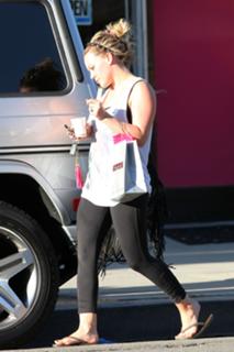 Hilary Duff feet photo thumbnail