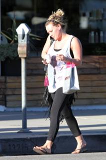 Hilary Duff feet photo thumbnail
