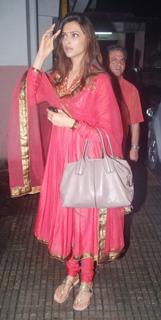 Deepika Padukone feet photo thumbnail