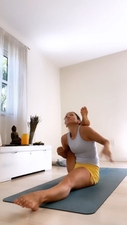 Kino MacGregor feet photo thumbnail