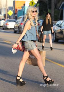 Lindsay Lohan feet photo thumbnail