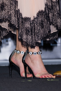 Jennifer Lawrence feet photo thumbnail