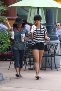Vanessa Hudgens feet photo thumbnail