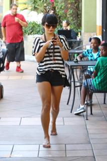 Vanessa Hudgens feet photo thumbnail