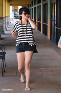 Vanessa Hudgens feet photo thumbnail