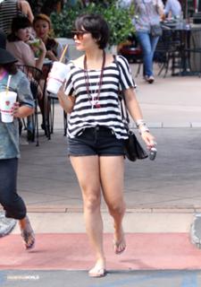 Vanessa Hudgens feet photo thumbnail