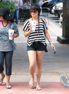 Vanessa Hudgens feet photo thumbnail