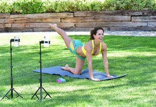 Brooke Burke feet photo thumbnail