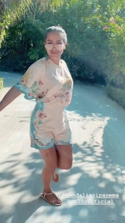 Anitta feet photo thumbnail