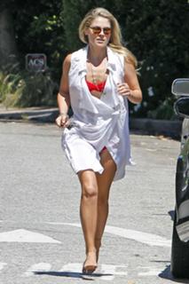 Ali Larter feet photo thumbnail