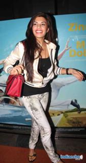 Jacqueline Fernandez feet photo thumbnail